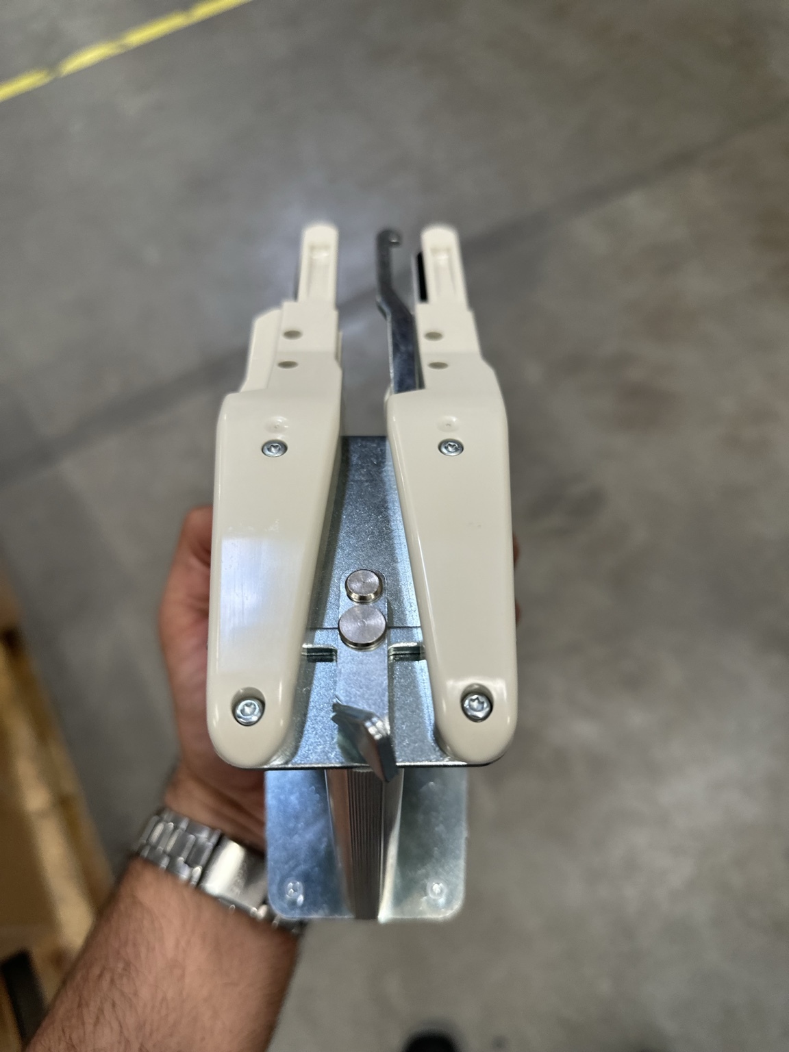 RTXP 24 upper mounting bracket and latch mechanism